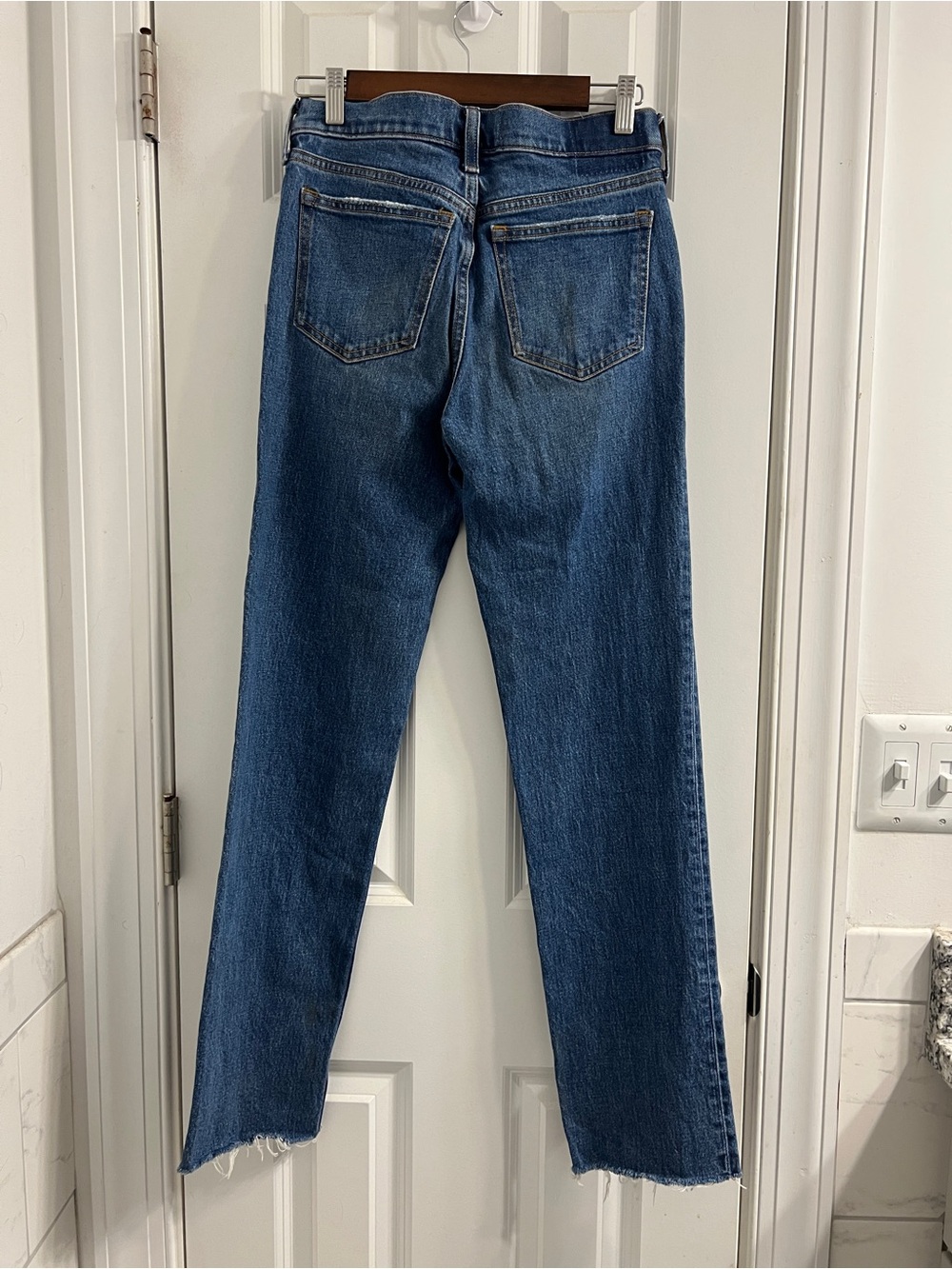 Abercrombie & Fitch Mid-Rise 90’s Straight Leg Jeans Distressed bottom -26/2 - Picture 3 of 7